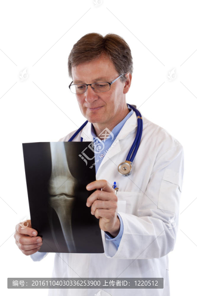 年长；有能力的男性高级医生看骨X线图像。白色背景中分离。