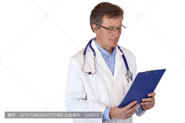 年长的；集中的男医生从剪贴板读取检查表
