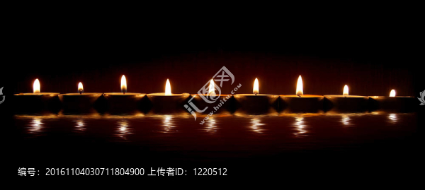 蠟燭的火焰與反思。