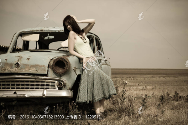 老車附近的女孩；老式的照片