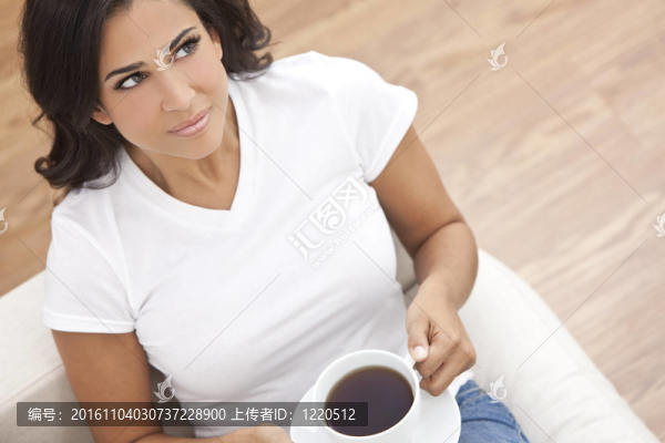 美麗的年輕女子喝茶或咖啡