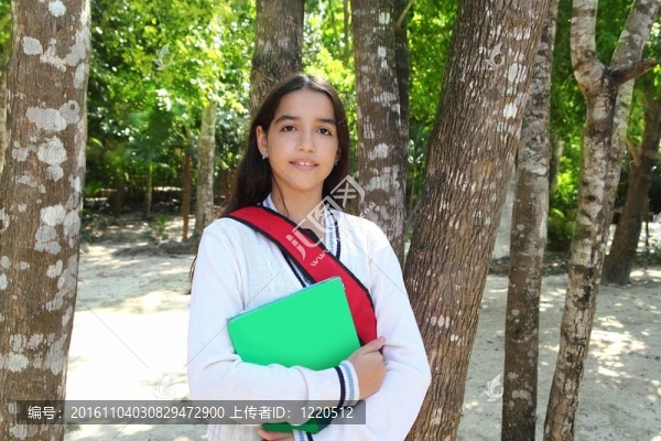 西班牙裔拉丁少女背包在墨西哥公園