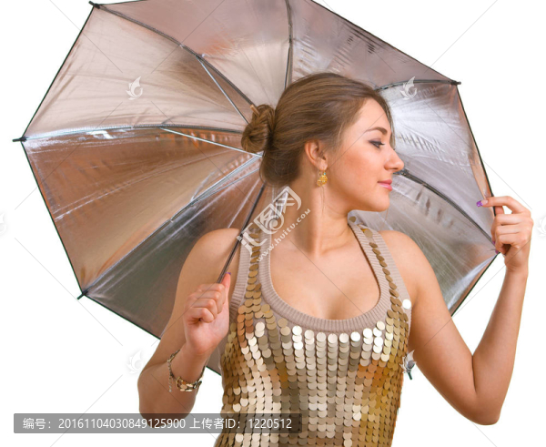 穿著金色連衣裙的婦女帶著一把銀傘