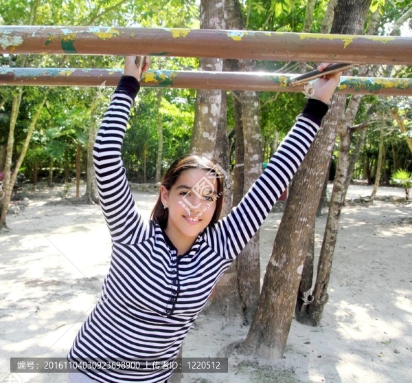 拉丁拉丁少女在公園游樂場玩