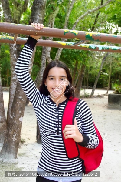 西班牙裔拉丁少女背包在墨西哥公園