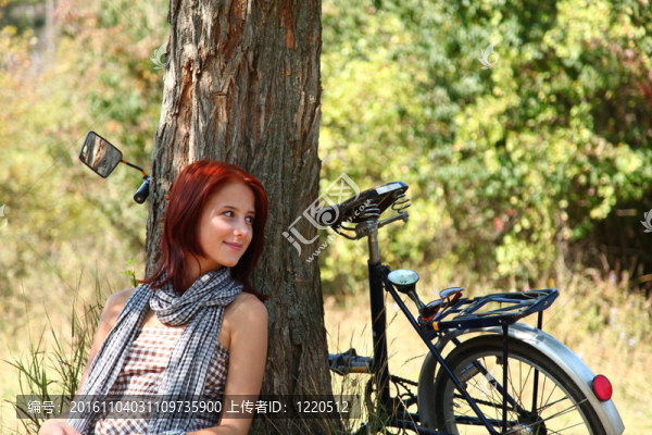 美麗的女孩坐在自行車(chē)和樹(shù)在森林休息。