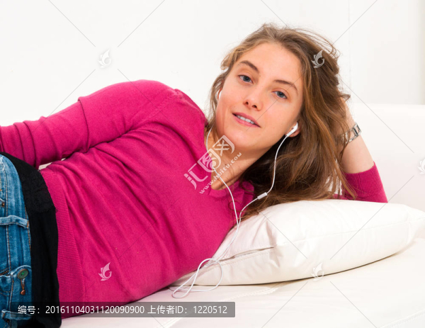 美麗的年輕女人在客廳里