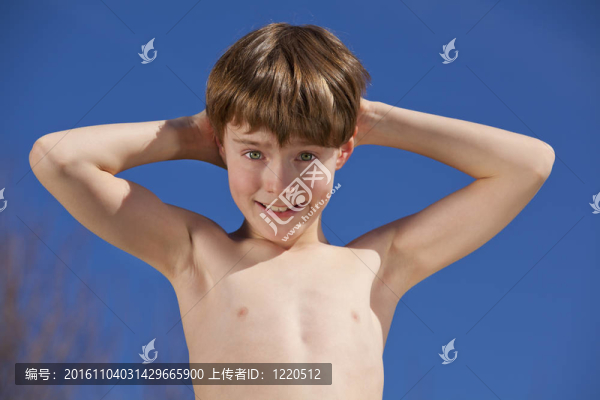 微笑的9歲男孩