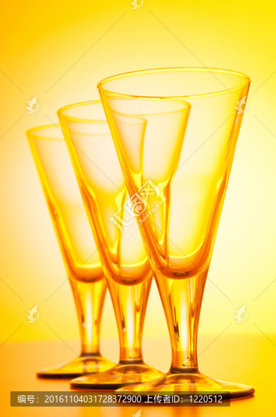 針對梯度背景的酒杯