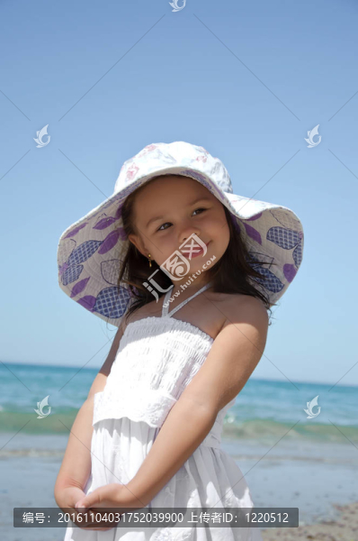海灘上的小女孩