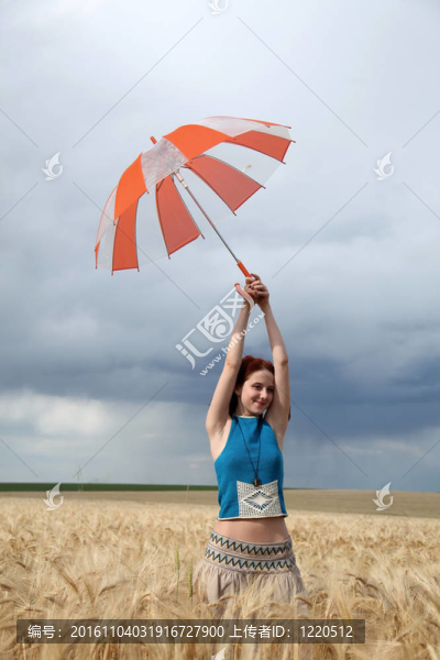 雨天在麥田里帶雨傘的女孩
