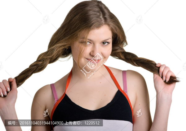 女孩梳著辮子