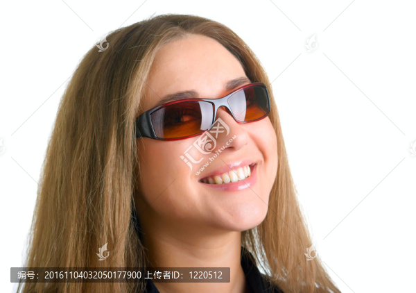 太陽眼鏡中的微笑女孩