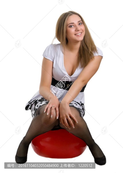 微笑的女孩坐在球上