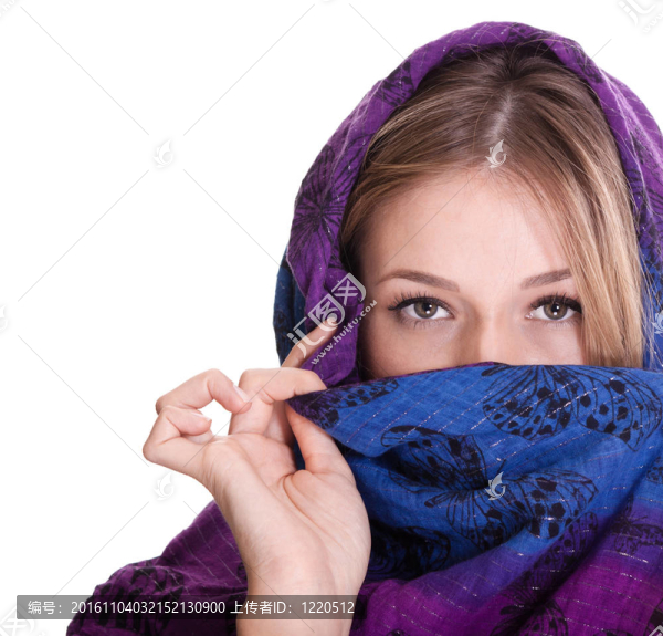 穿著白色背景披肩的金發(fā)女郎