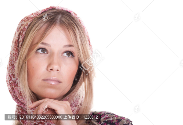 白色背景上的隨便的金發(fā)女人