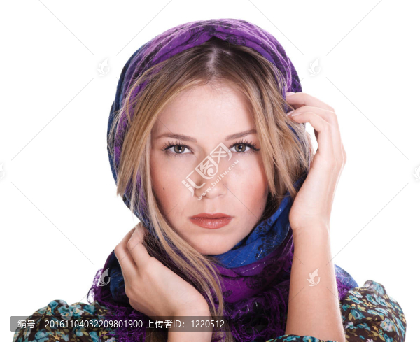 白色背景上的隨便的金發(fā)女人