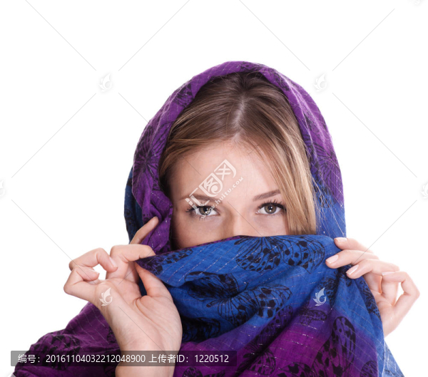 穿著白色背景披肩的金發(fā)女郎