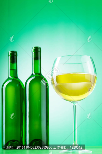具有梯度背景的葡萄酒概念