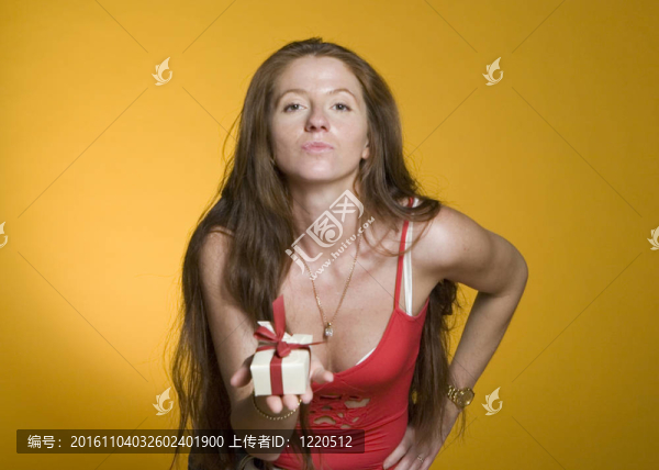 年輕面帶微笑的女人