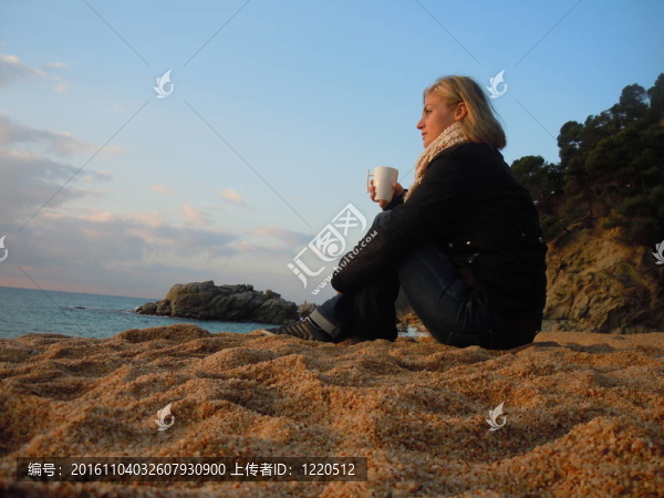 在海灘上凝視