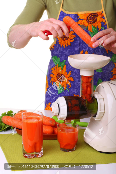 女人準(zhǔn)備榨汁機(jī)和carrot