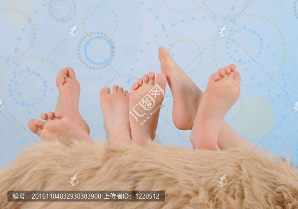 孩子的腳在毛茸茸的毯子