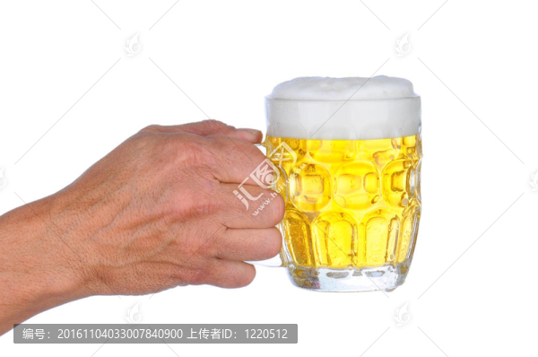 男子拿著啤酒杯