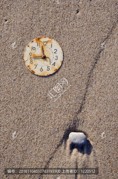 生銹的鐘盤在海灘砂