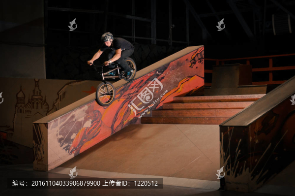 騎自行車的人做smith,grind