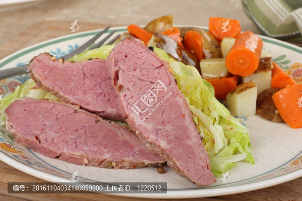 咸牛肉和卷心菜的晚餐