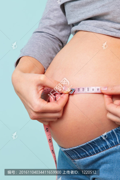 孕婦測量她的肚子