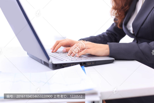 女性的手寫作