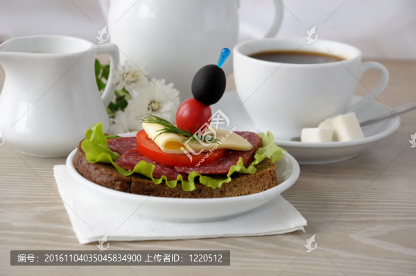 一杯咖啡和牛奶的三明治