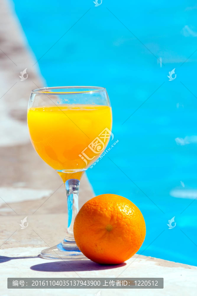 橙色和玻璃與橙汁