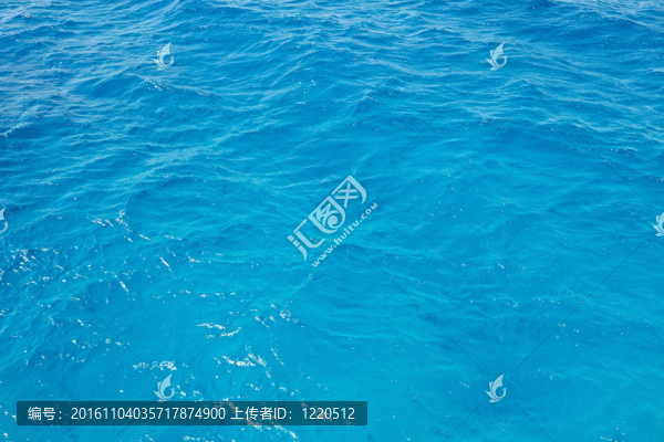藍色的海水泛起漣漪