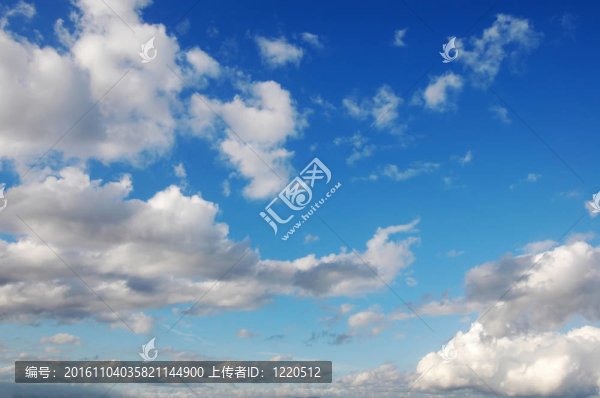 藍(lán)天上有幾朵白云。