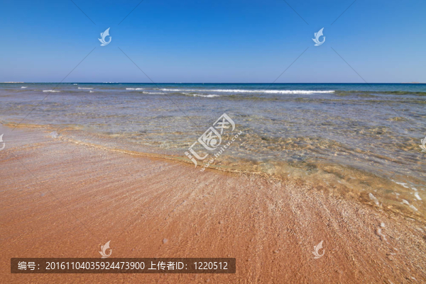 海景的海岸線與寧靜的水和藍色的天空