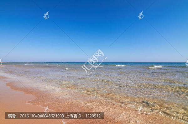 海景的海岸線與寧靜的水和藍(lán)色的天空