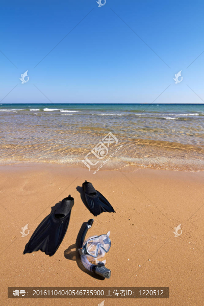 浮潛躺在濕沙在海邊