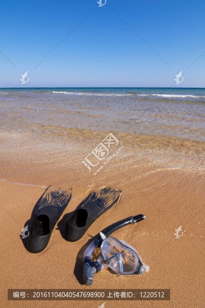 浮潛部分躺在沙灘上的海水