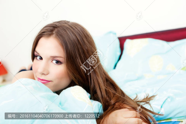 女孩在臥室