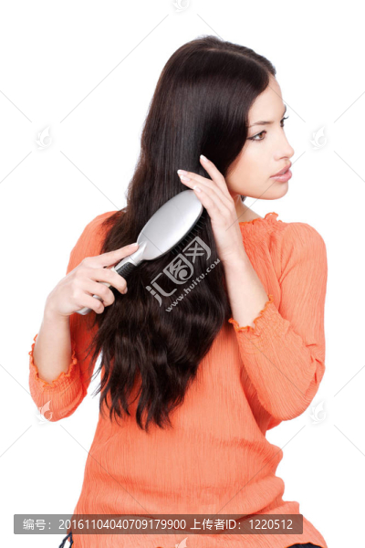 漂亮的女人梳理她烏黑的長(zhǎng)發(fā)
