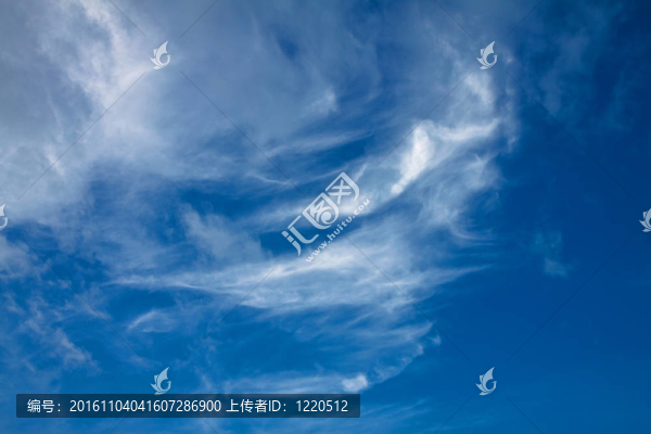 藍(lán)色的天空和白云。