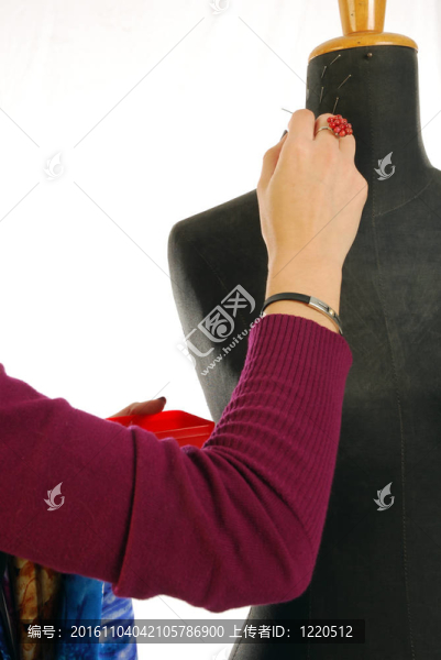在他的工作室里工作的裁縫