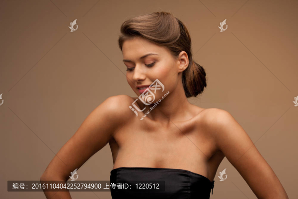 可愛的女人穿著優(yōu)雅的衣服