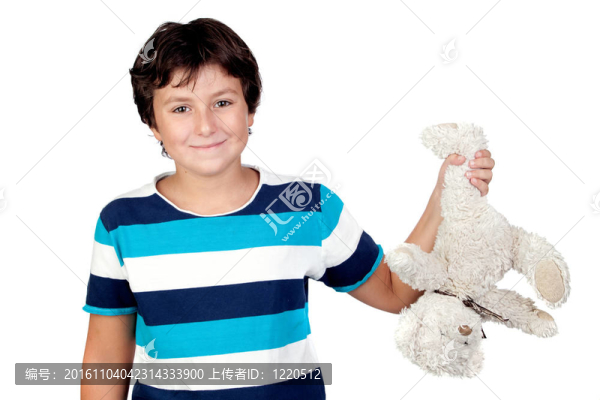 可愛的男孩拿起一只泰迪熊