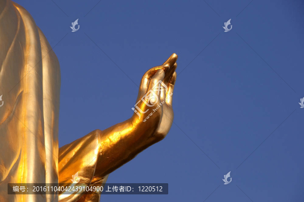 在北方美麗的金色佛像的手的特寫(xiě)；泰國(guó)。