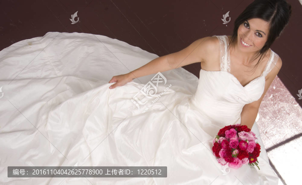 新娘坐著花束