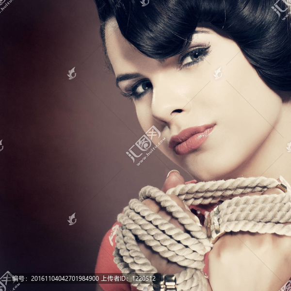 美麗的黑發(fā)的照片是在風(fēng)格glamur美女；